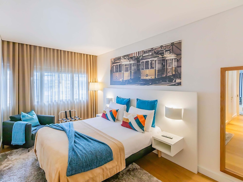 Suite, 1 Double Bed with Sofa bed thumbnail 6