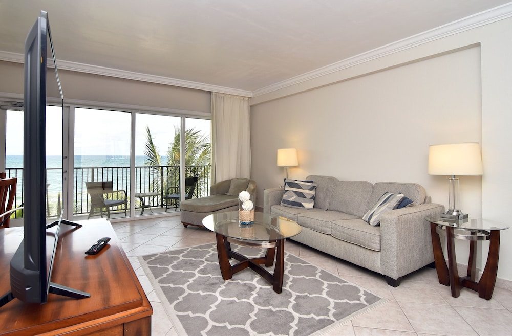 Premium Suite, 1 King Bed with Sofa bed, Ocean View, Beachfront photo 2