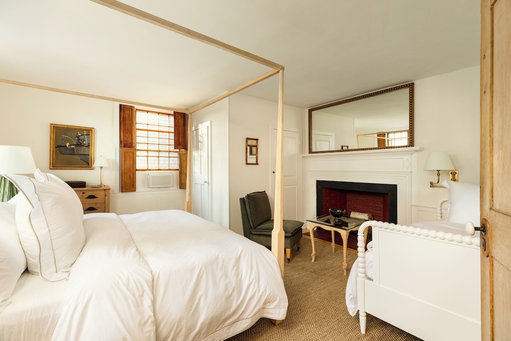 Deluxe Triple Room, City View photo 2