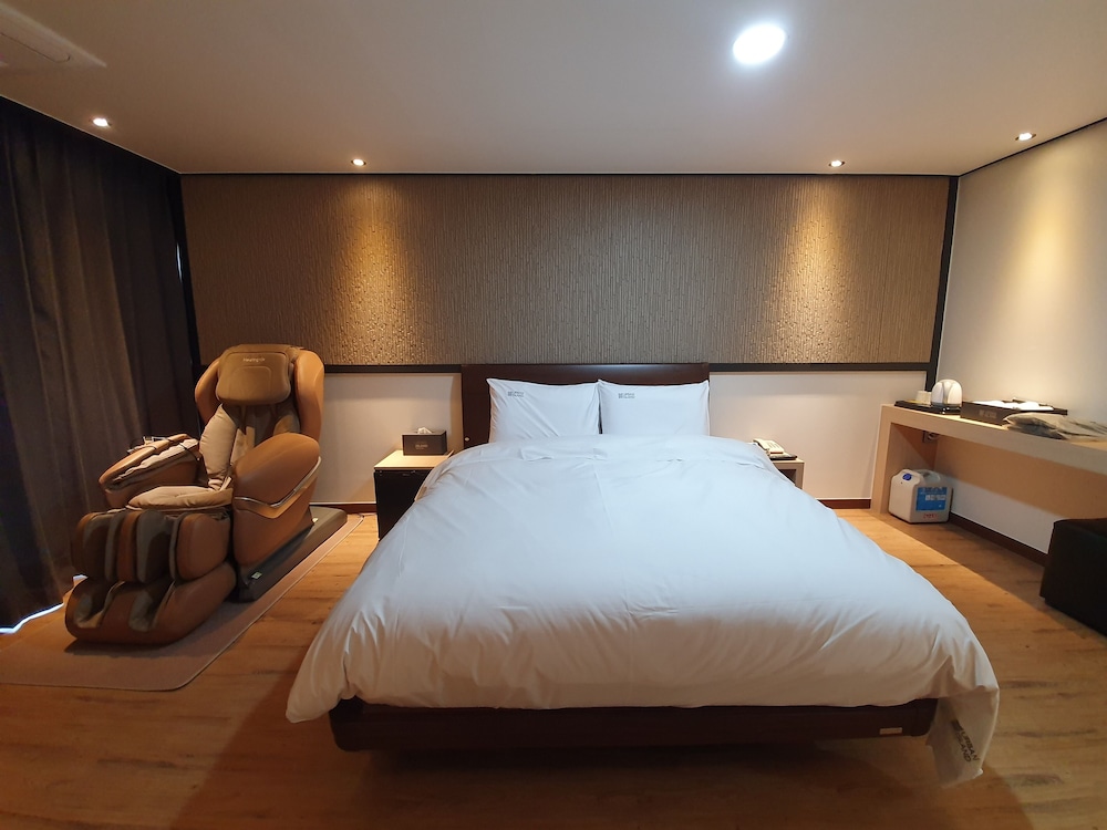 Deluxe Room, Non Smoking, Ocean View (massage chair) photo 3