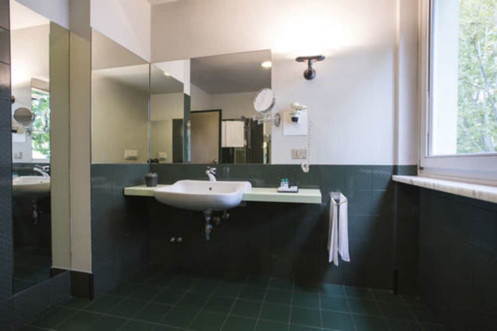 Standard Twin Room - Photo 4