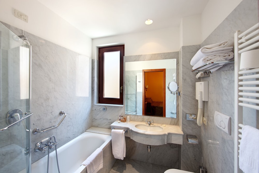 Superior Double or Twin Room - Photo 5