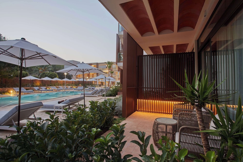 Deluxe Room, 1 King Bed, Pool View