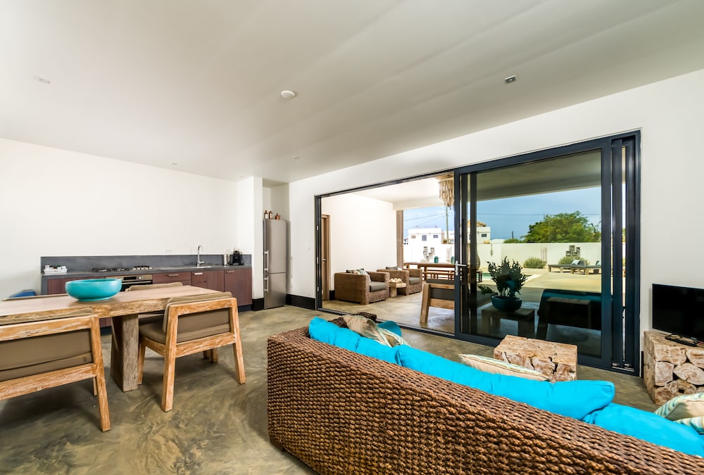 Classic Condo, 2 Bedrooms, 2 Bathrooms, Pool View