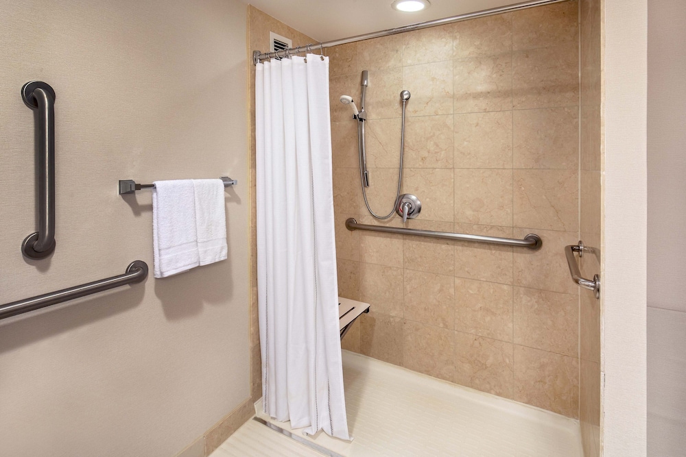 Room, 2 Double Beds (Mobility Accessible, Roll-in Shower) - Photo 7