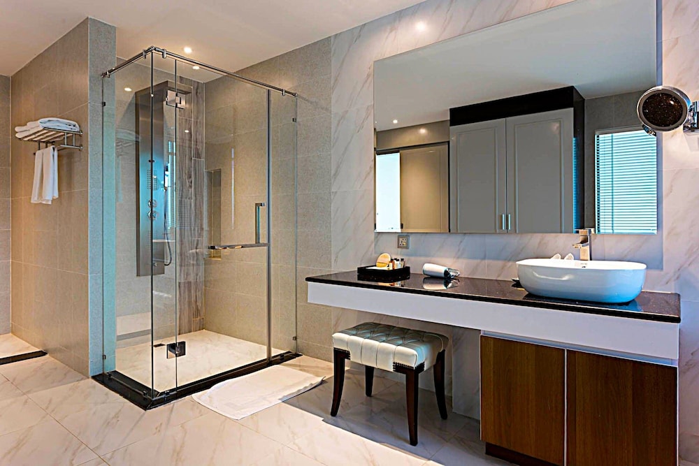 Junior Suite, Pool View - Photo 9