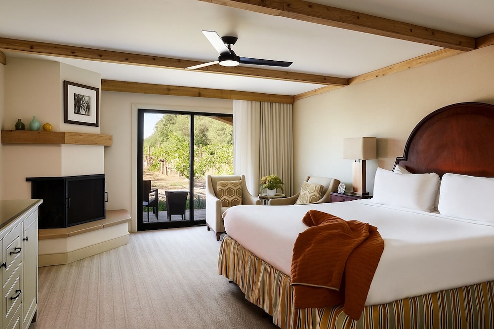Room, 1 King Bed, Fireplace (Vineyard View) photo 1