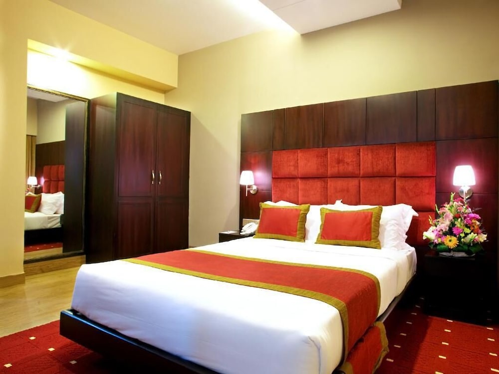 Deluxe Double Room, 1 Queen Bed, Smoking, Executive Level photo 1