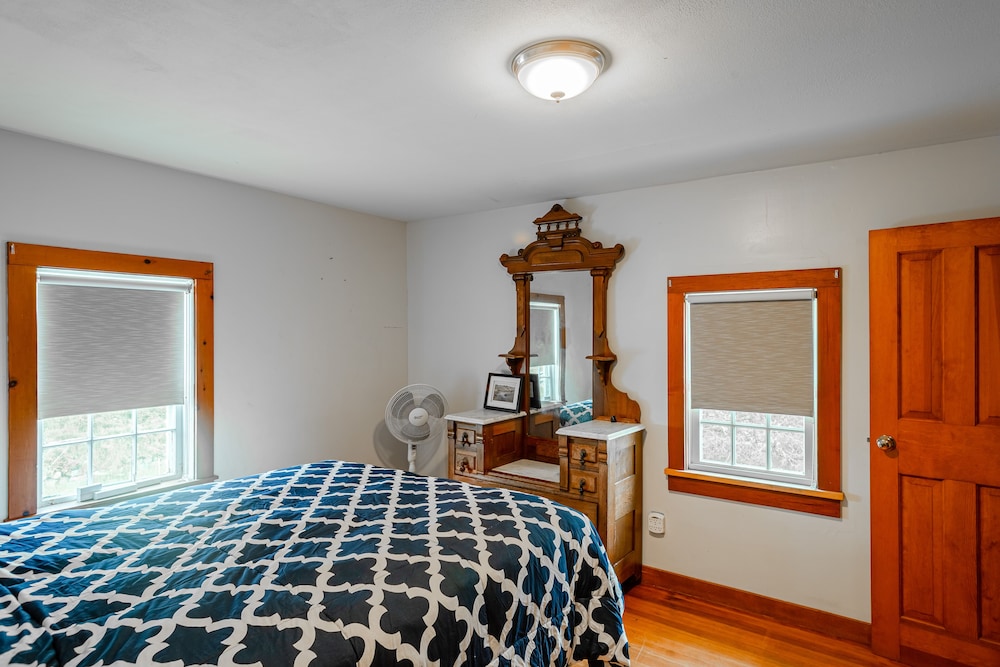 Basic Room, 1 Queen Bed, Shared Bathroom (#50 Annex Building)