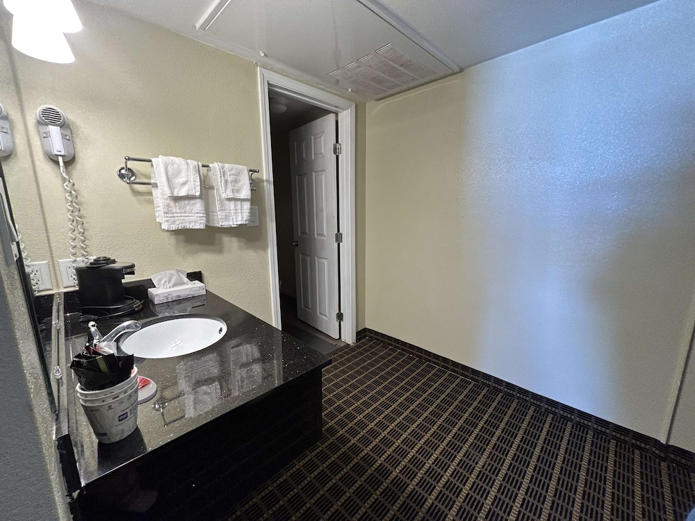 Room, 1 King Bed - Photo 2