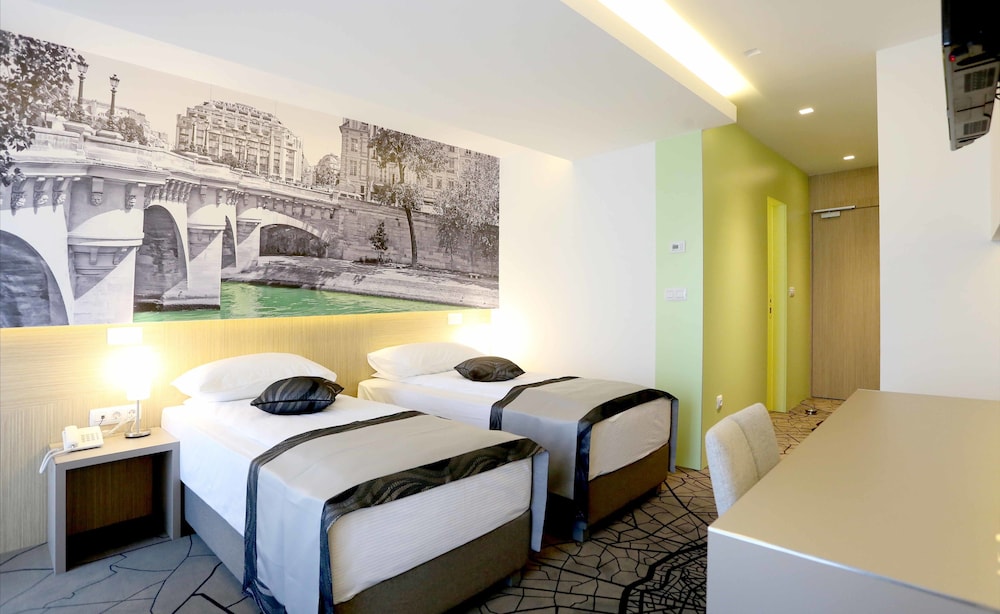 Superior Double or Twin Room, City View photo 1