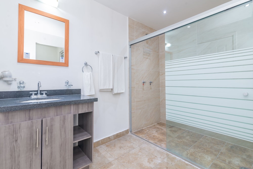 Suite, 3 Bedrooms - Photo 8