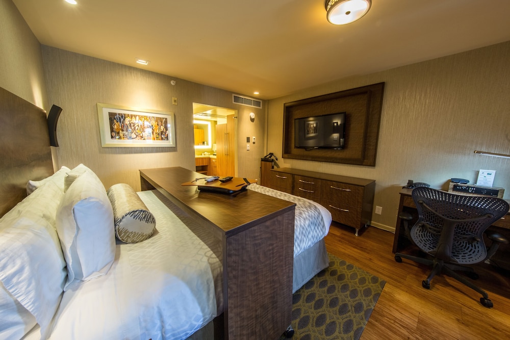 Standard Room, 1 King Bed (Deluxe King Bed Room Non-Smoking) photo 3