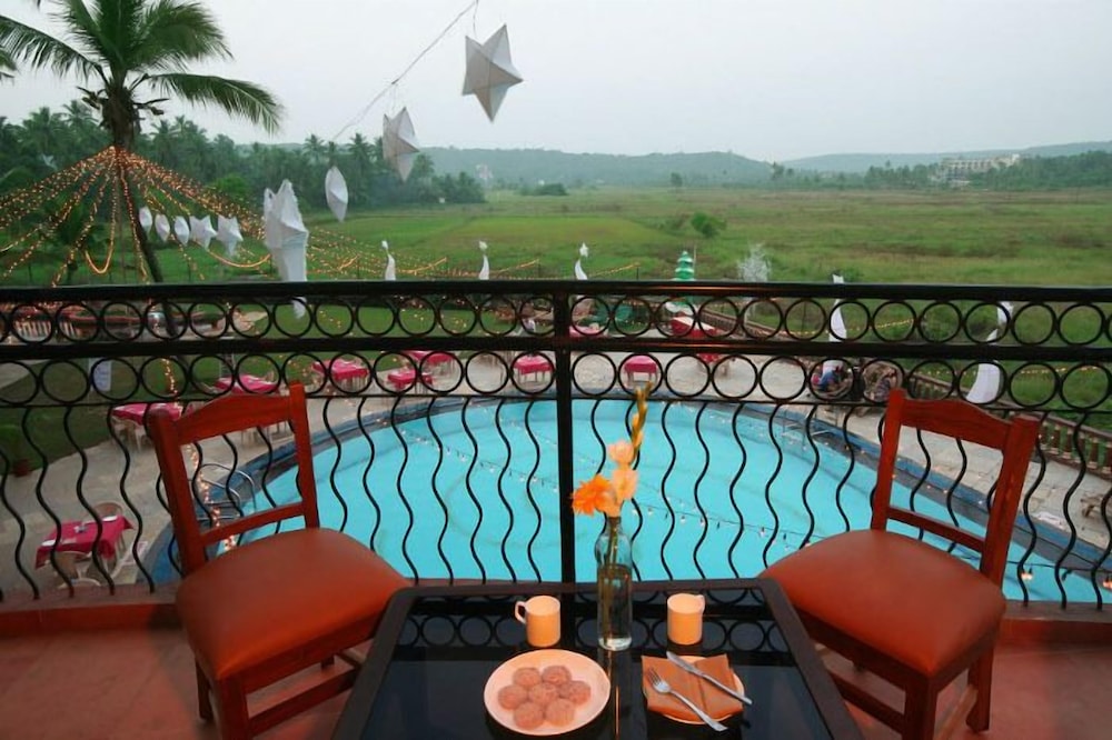 Deluxe Room, Pool View - Photo 3