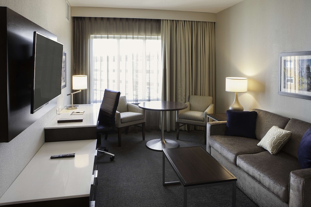 Deluxe Suite, 1 King Bed with Sofa bed, Accessible (Mobility & Hearing, Roll-in Shower) photo 1