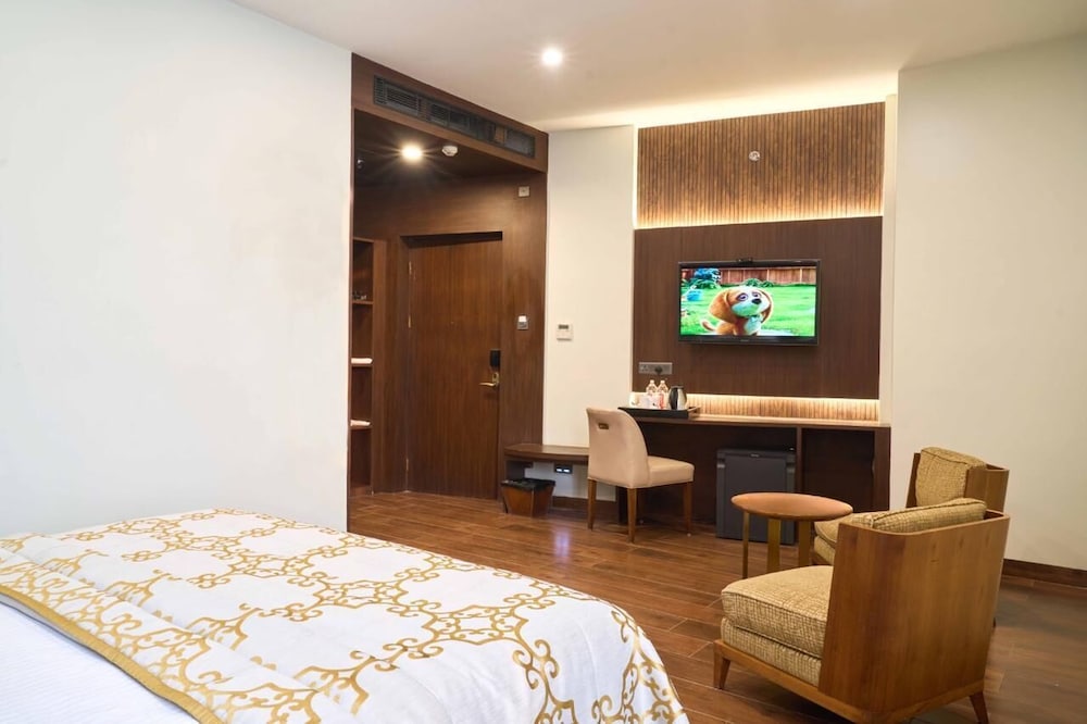 Luxury Studio, Balcony, Courtyard View