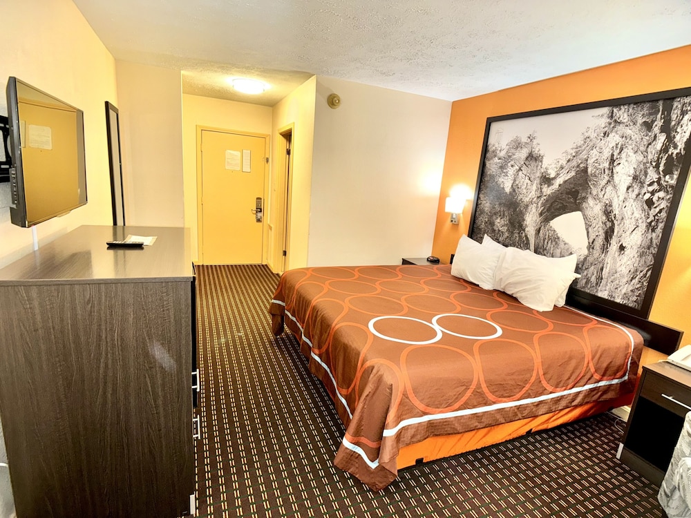Standard Room, 1 King Bed, Smoking photo 3