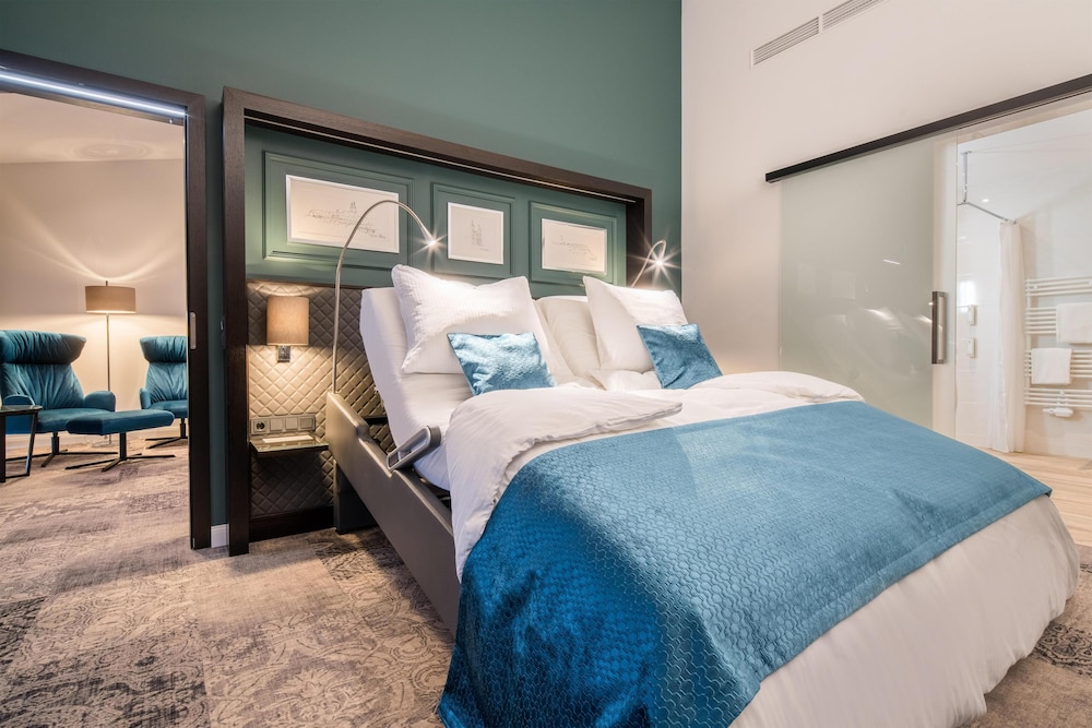 Suite, 1 King Bed (with Sofabed)