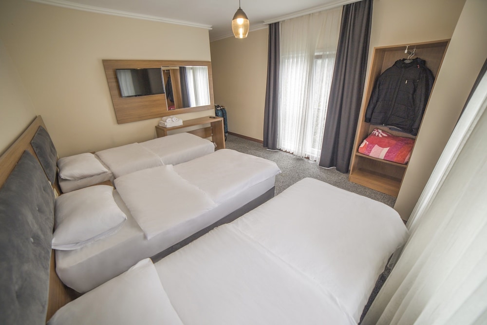 Deluxe Triple Room, 1 Bedroom, Mountain View, Corner photo 3