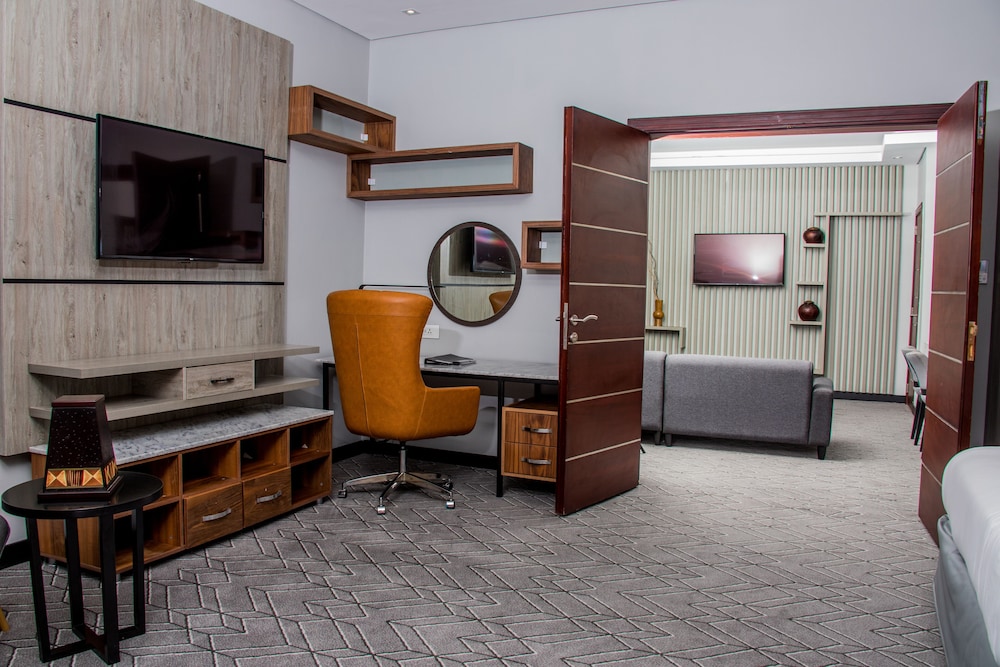 Suite, Pool View - Photo 5
