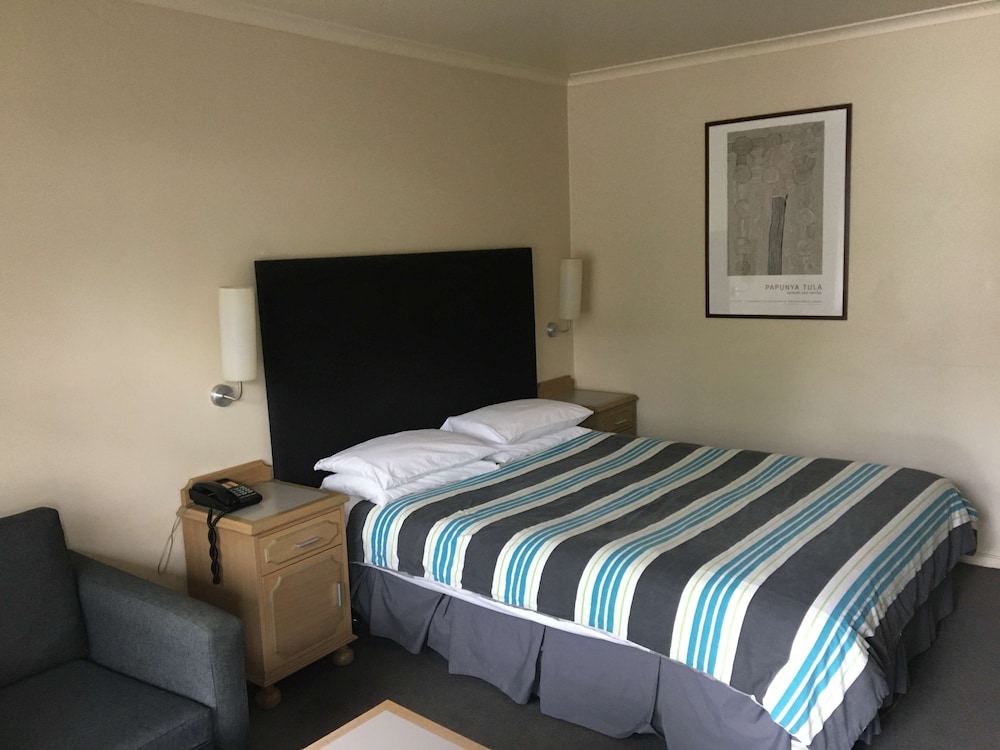 Standard Room, 1 Queen Bed, Non Smoking - Photo 3
