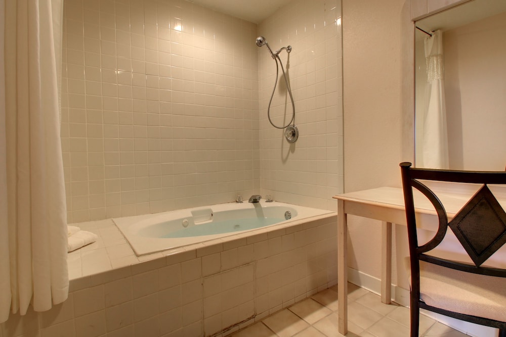 Basic Room, 1 King Bed with Recliner, Bathtub (Non-Smoking)