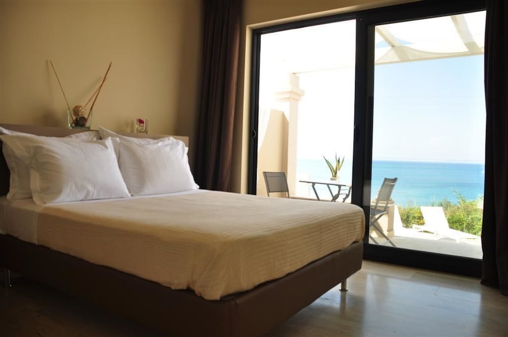 Deluxe Suite Sea View with Private Jacuzzi/Hot-Tub