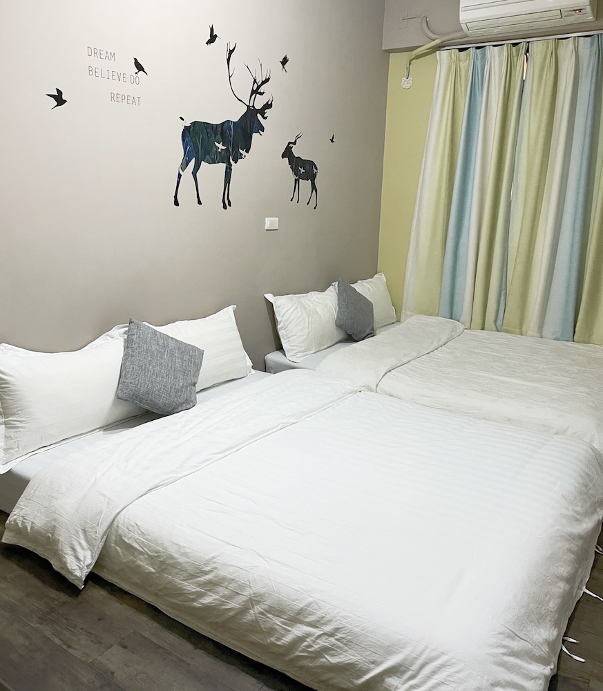 Quadruple Room, 2 Queen Beds, Non Smoking photo 1