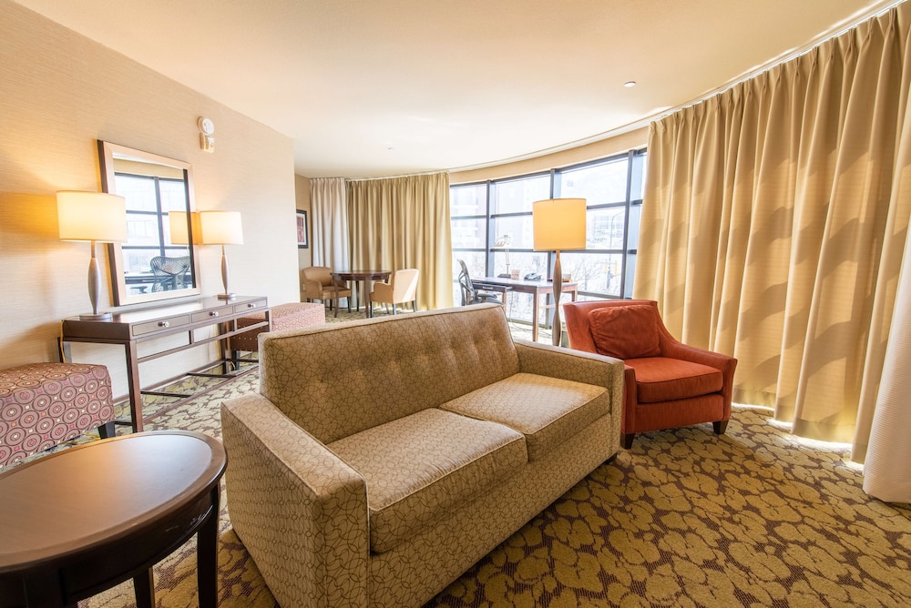 Suite, 1 King Bed - Photo 2