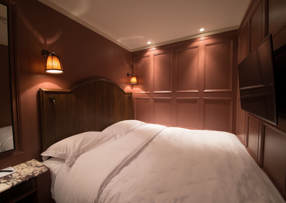 Mimi's Cosy, No Windows, No Wardrobe photo 1