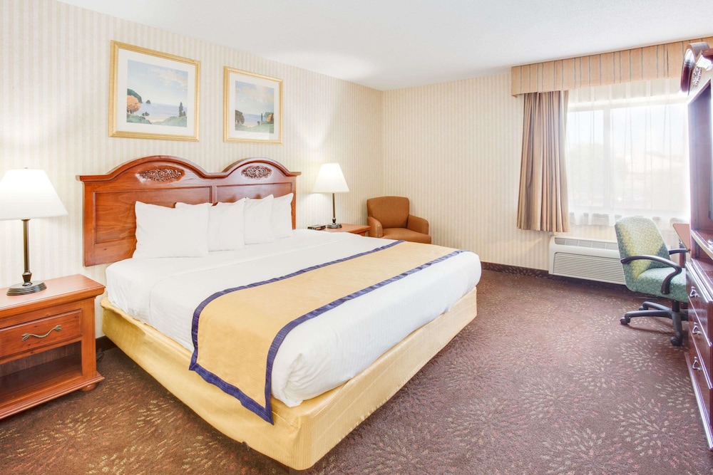 Suite, 1 King Bed, Jetted Tub photo 2