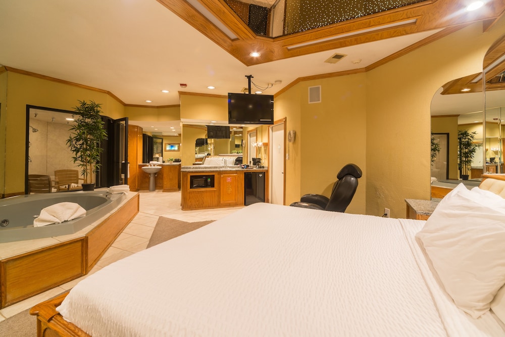 Deluxe Whirlpool Suite photo 3