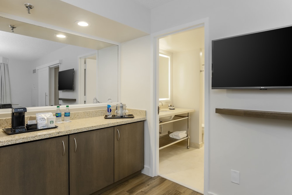 Suite, 1 Queen Bed with Sofa bed (Mobility Accessible, Roll-In Shower) - Photo 2