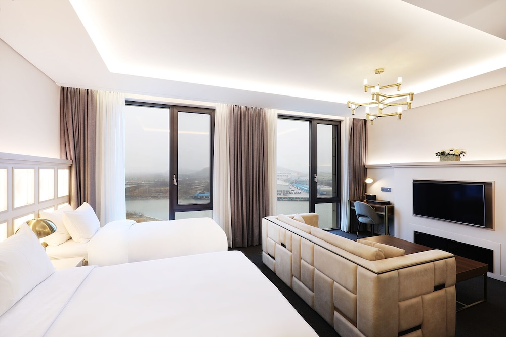 Junior Suite Family Twin (Complimentary Pool Access for 3) - Photo 3