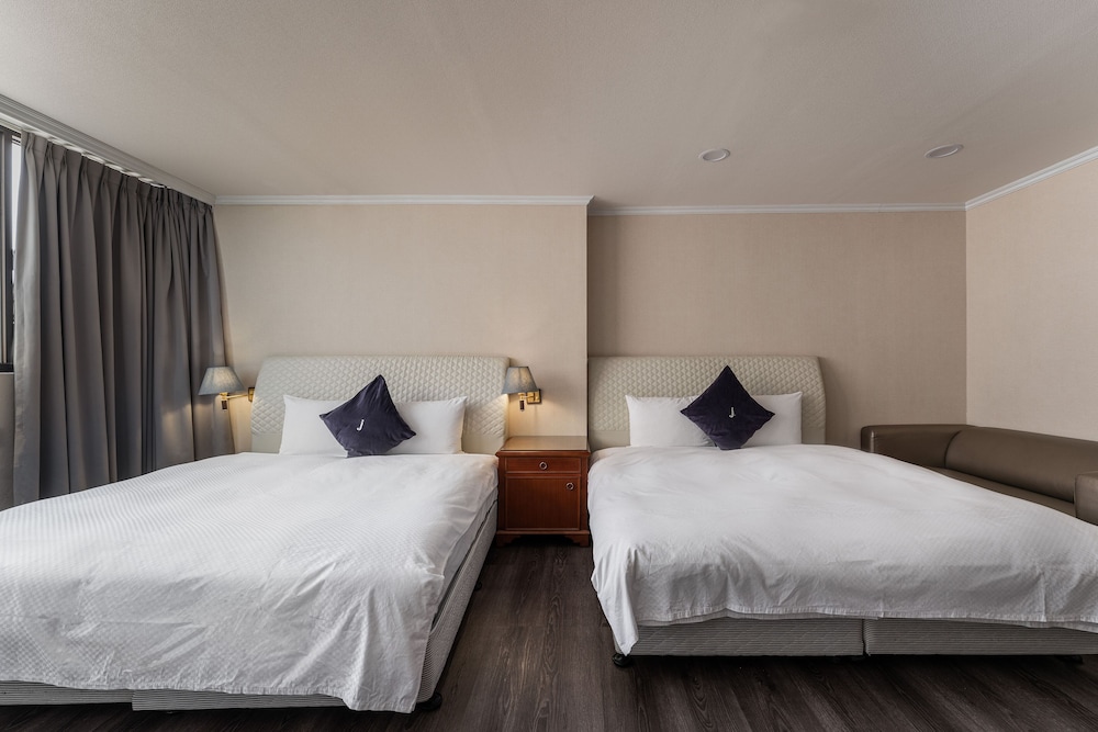 Deluxe Quadruple Room, 2 Double Beds photo 2