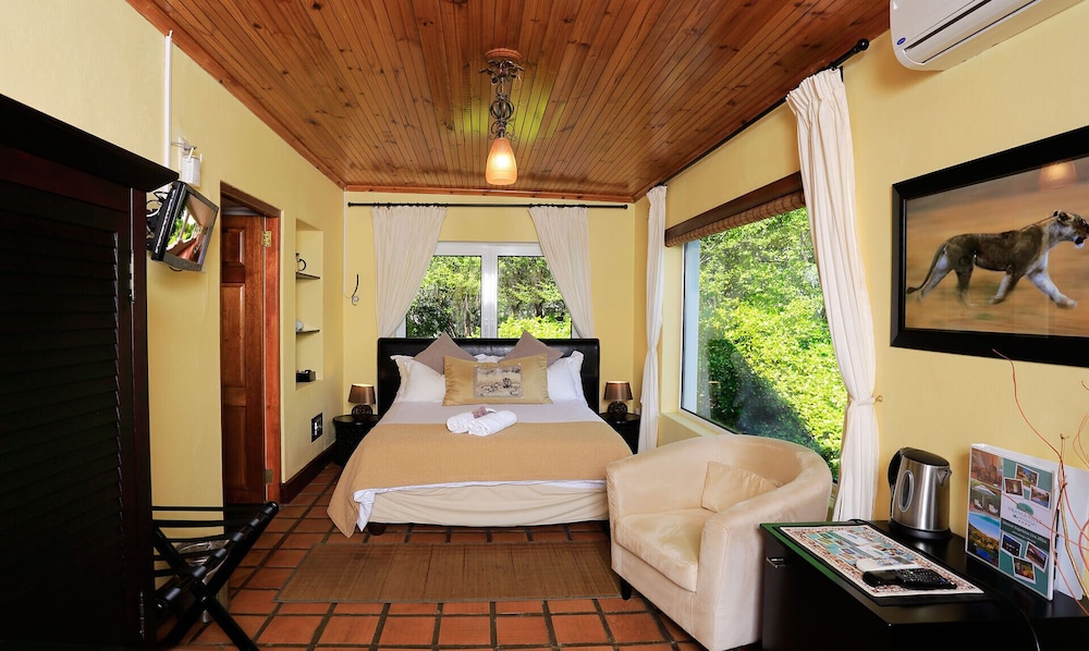 Standard Double or Twin Room, 1 Queen Bed, Patio, Mountain View photo 3