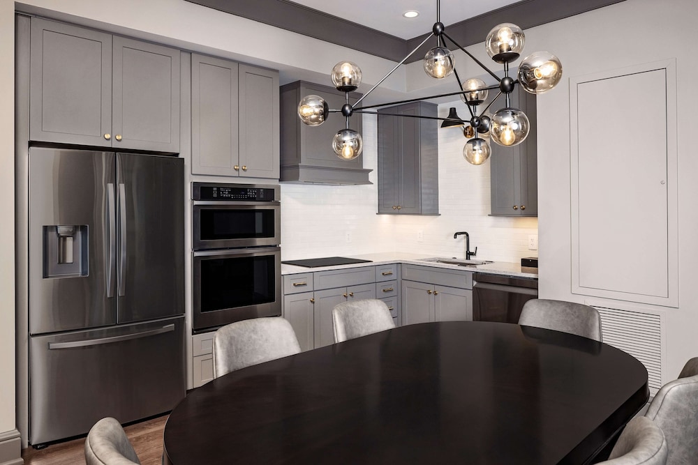 2 Bedroom, 1 King & 2 Queen Suite, Accessible (Hearing) thumbnail 5