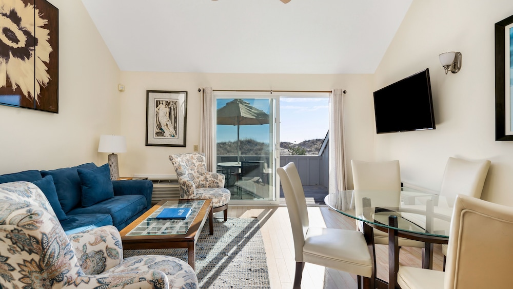 Oceanfront 2BD Queen and 2 Twins