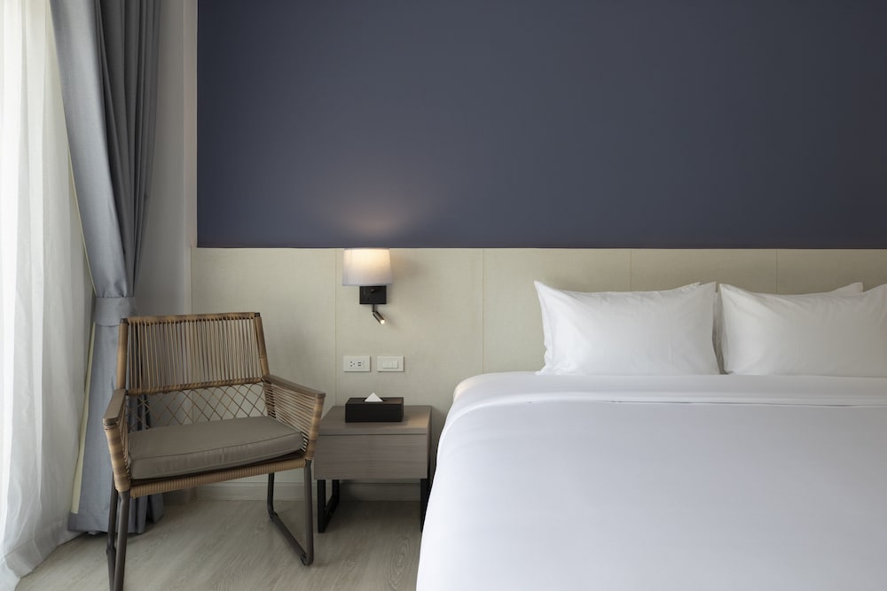 Deluxe Room, 1 King Bed, Pool Access - Photo 3