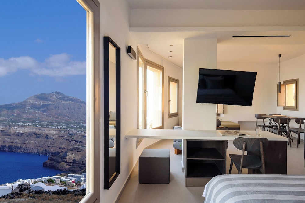 Panorama Suite with Hot Tub and Caldera View - Photo 1