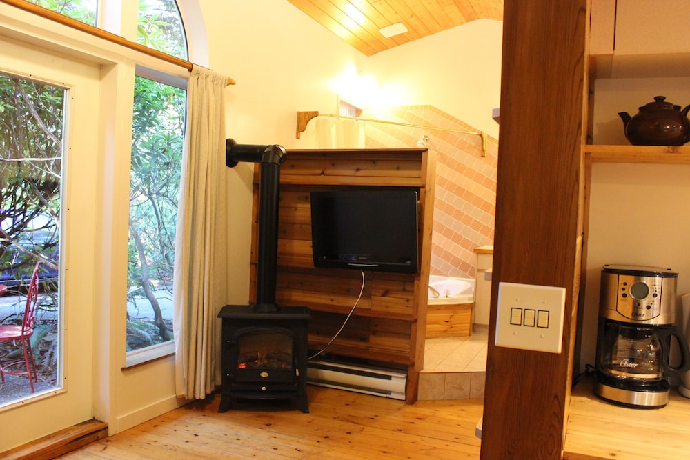 Studio, 1 Queen Bed, Kitchenette photo 3