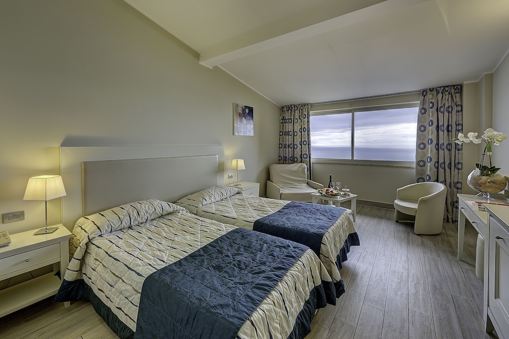 Double Room, Sea View - Photo 2