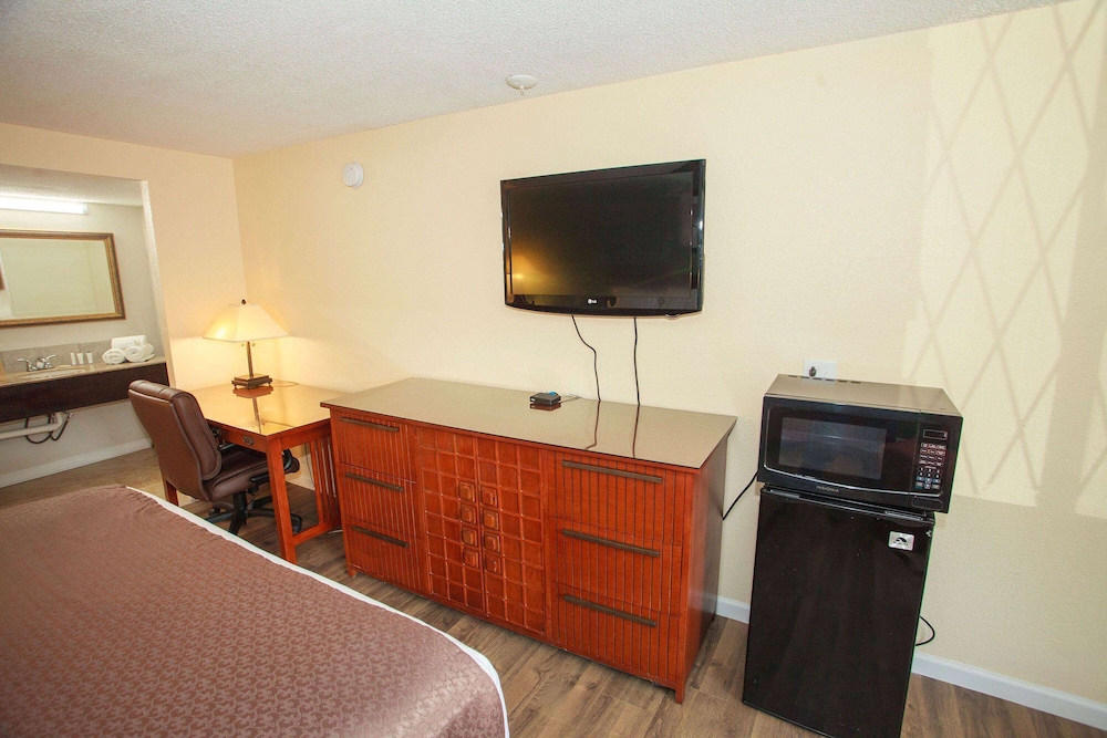 Room, 1 King Bed, Non Smoking - Photo 6