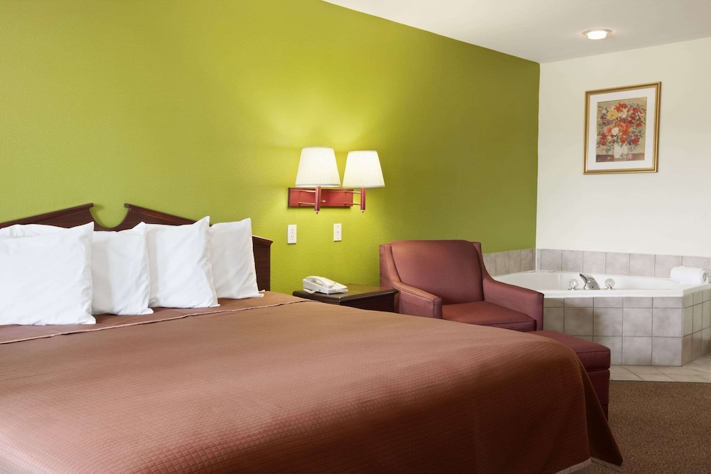 Suite, 1 King Bed, Non Smoking - Photo 1