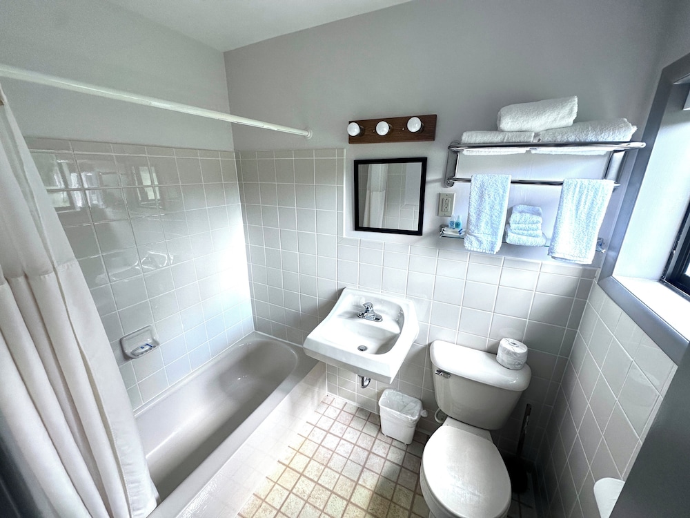 Basic Single Room, 2 Double Beds, Non Smoking photo 2