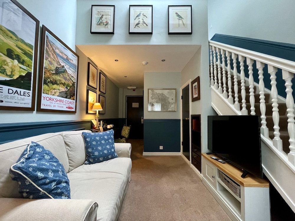 Executive Suite - Photo 11