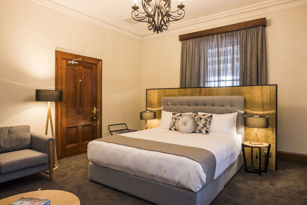 Suite 2 - Deluxe King Suite