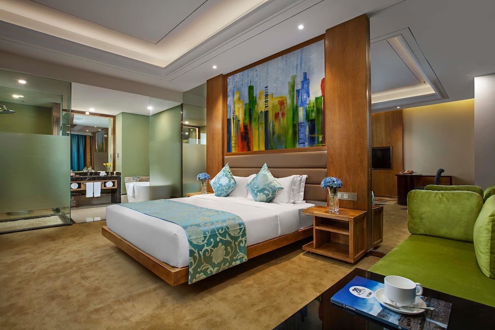 Suite, 1 King Bed, Smoking photo 3