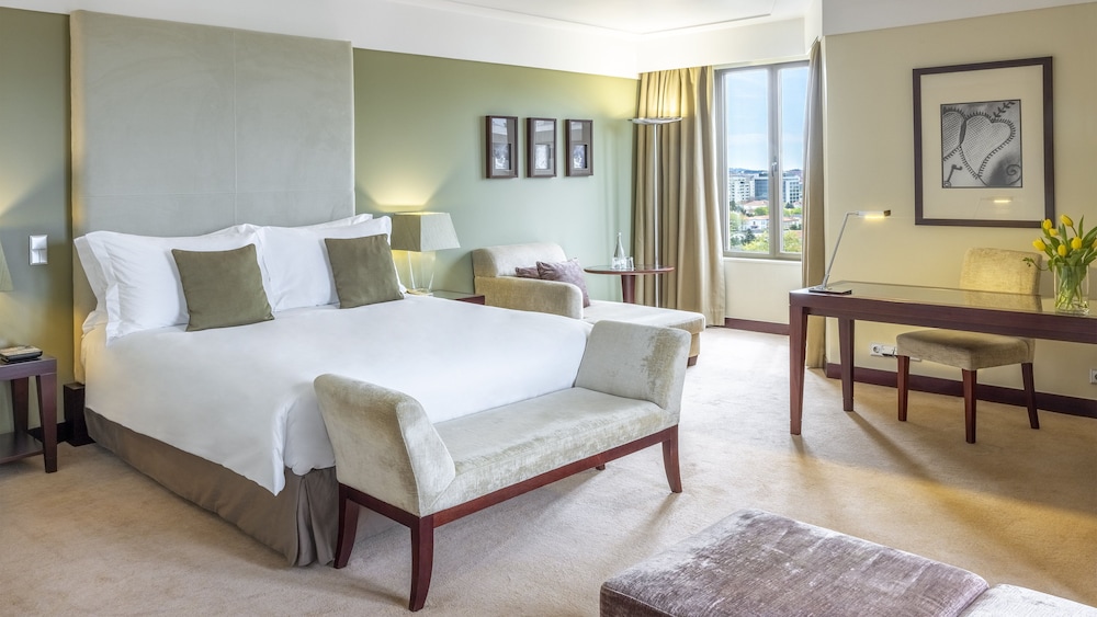 Junior Suite, 1 Queen Bed, Corner (High Floor)