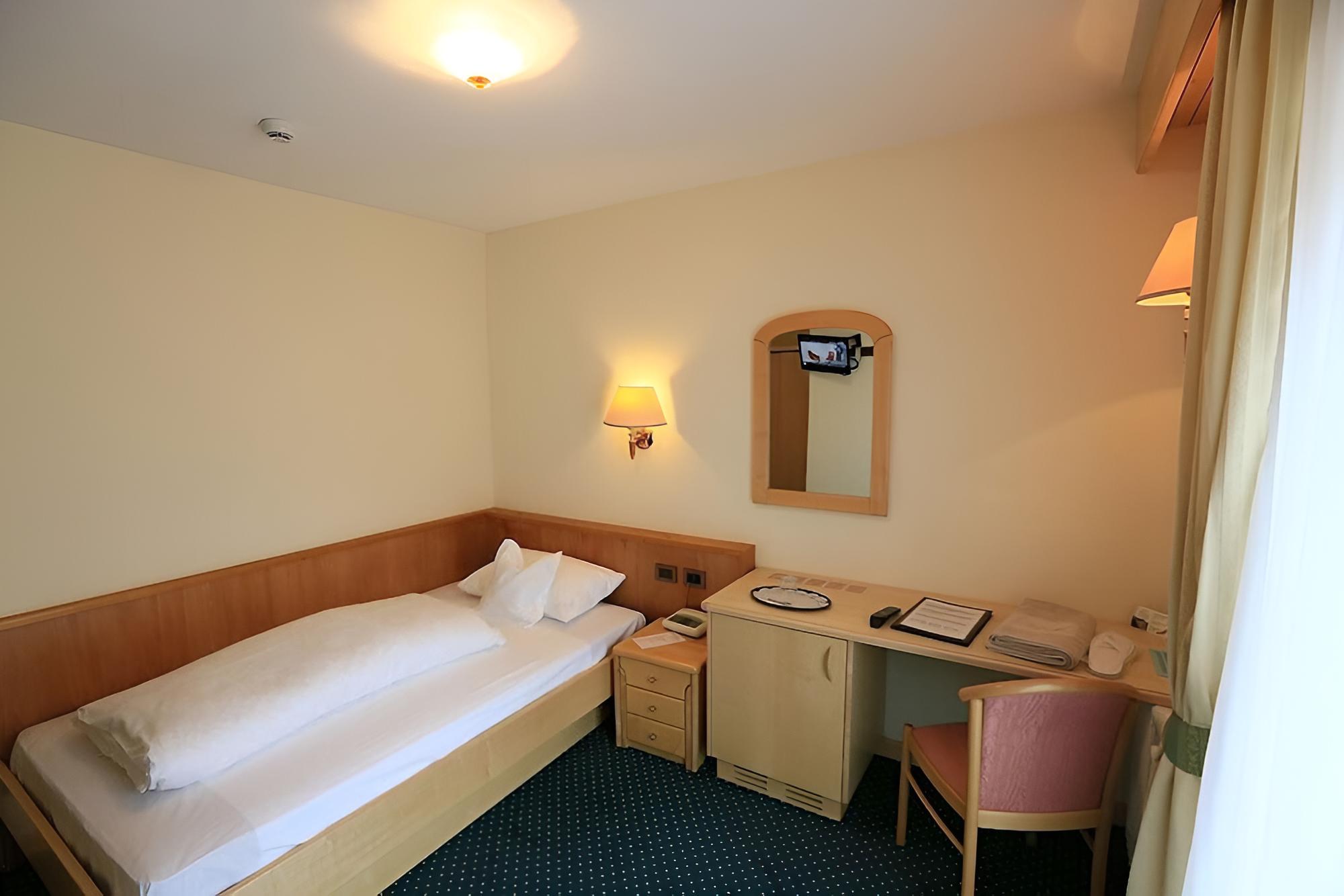 Single Room photo 2